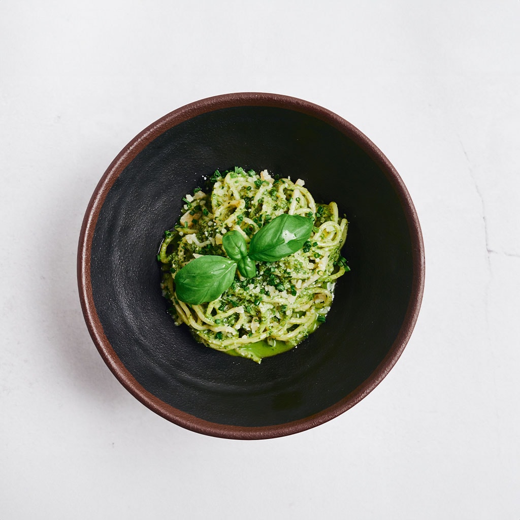 Spaghetti mit pesto auf schoenem teller